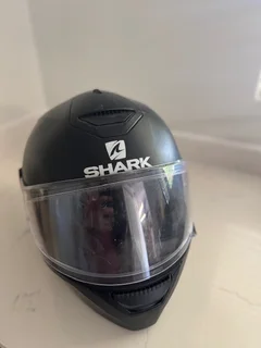 Shark Full-Face Helmet – Matte Black (Excellent Condition)
