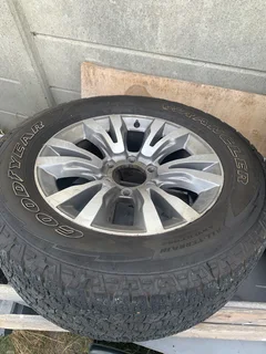 Izuzu rims nd tyres