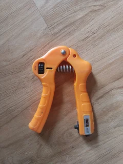 Hand grip strengthener