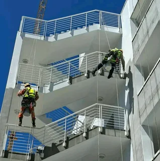 Professional painter with a Level 1 Rope Access Certificate, available for any painting Job