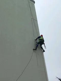 Professional painter with a Level 1 Rope Access Certificate, available for any painting Job