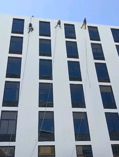 Professional painter with a Level 1 Rope Access Certificate, available for any painting Job