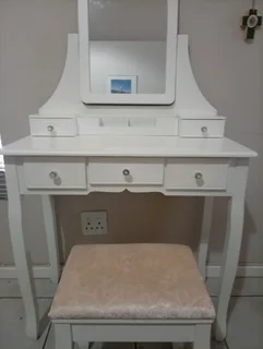 Dressing Table White with mirror and chair