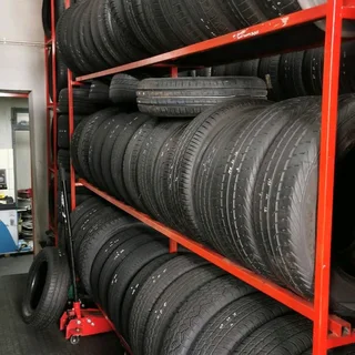 Runflat tyres and rims are on sale