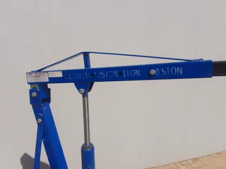 Engine hoist with load leveler