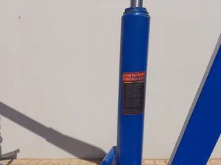 Engine hoist with load leveler