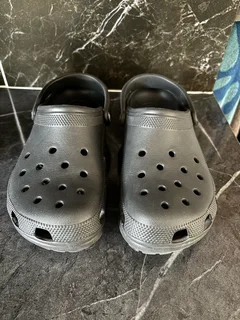 Black Men’s Size 11 Crocs
