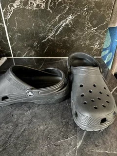 Black Men’s Size 11 Crocs