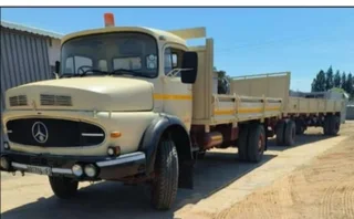 1990 Mercedes-Benz 1114 Bullnose Combo with a Trailer