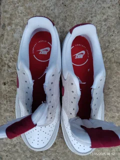 Nike Women Original Courth Vision V-Day size 6 sneakers