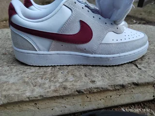 Nike Women Original Courth Vision V-Day size 6 sneakers