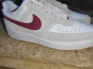 Nike Women Original Courth Vision V-Day size 6 sneakers