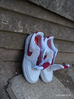 Nike Women Original Courth Vision V-Day size 6 sneakers