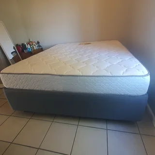 Bed and mattress (strandmattress) - Queen size