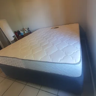 Bed and mattress (strandmattress) - Queen size