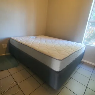 Bed and mattress (strandmattress) - Queen size