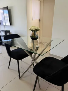 Table - Ad posted by Michelle De Oliveira