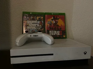 Xbox One S 500GB + 4 Bonus Games