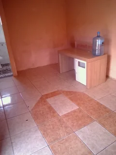 Garage to rent in Dube Soweto with a shower but no hot water