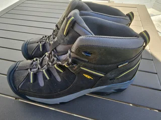 Hiking Shoes  - KEEN
