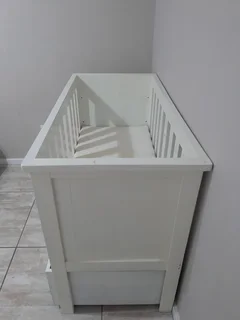 Beautiful White Baby Cot with Storage Drawer + 2 Mattresses: Sturdy, Clean & Ready to Use!