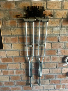 Underarm adjustable crutches