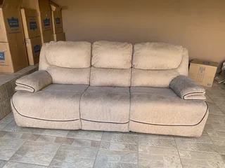 3-seater recliner couch