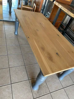 Solid Oak Table with Painted Turned Legs – Classic Farmhouse Style