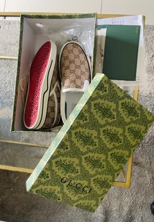 Ladies shoes still new comes with box and pack