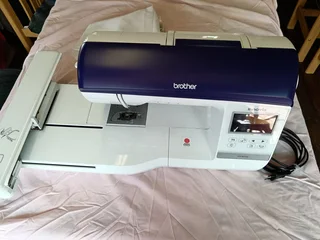 Embroidery machine - Brother NV800E - hardly used