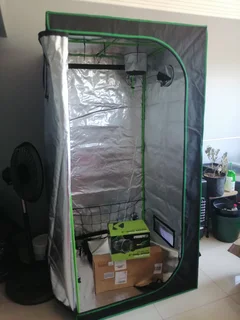 Indoor grow tent
