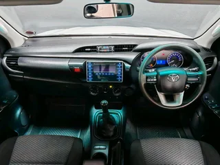 Toyota Hilux 2.4GD-6 D/Cab P/U M/T 4x2 