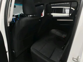 Toyota Hilux 2.4GD-6 D/Cab P/U M/T 4x2 