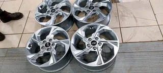 A set of 17inch hyundia creta mags like new